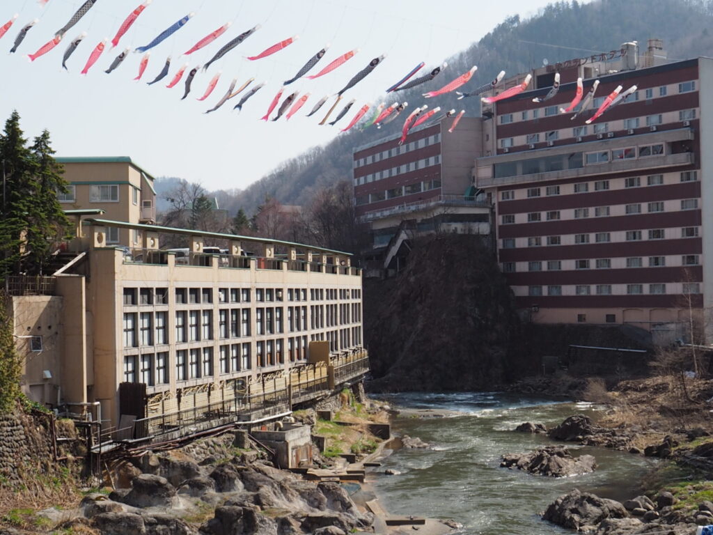 定山渓温泉の渓流鯉のぼり