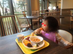 ミリオーネ バイキングで2歳娘が朝食